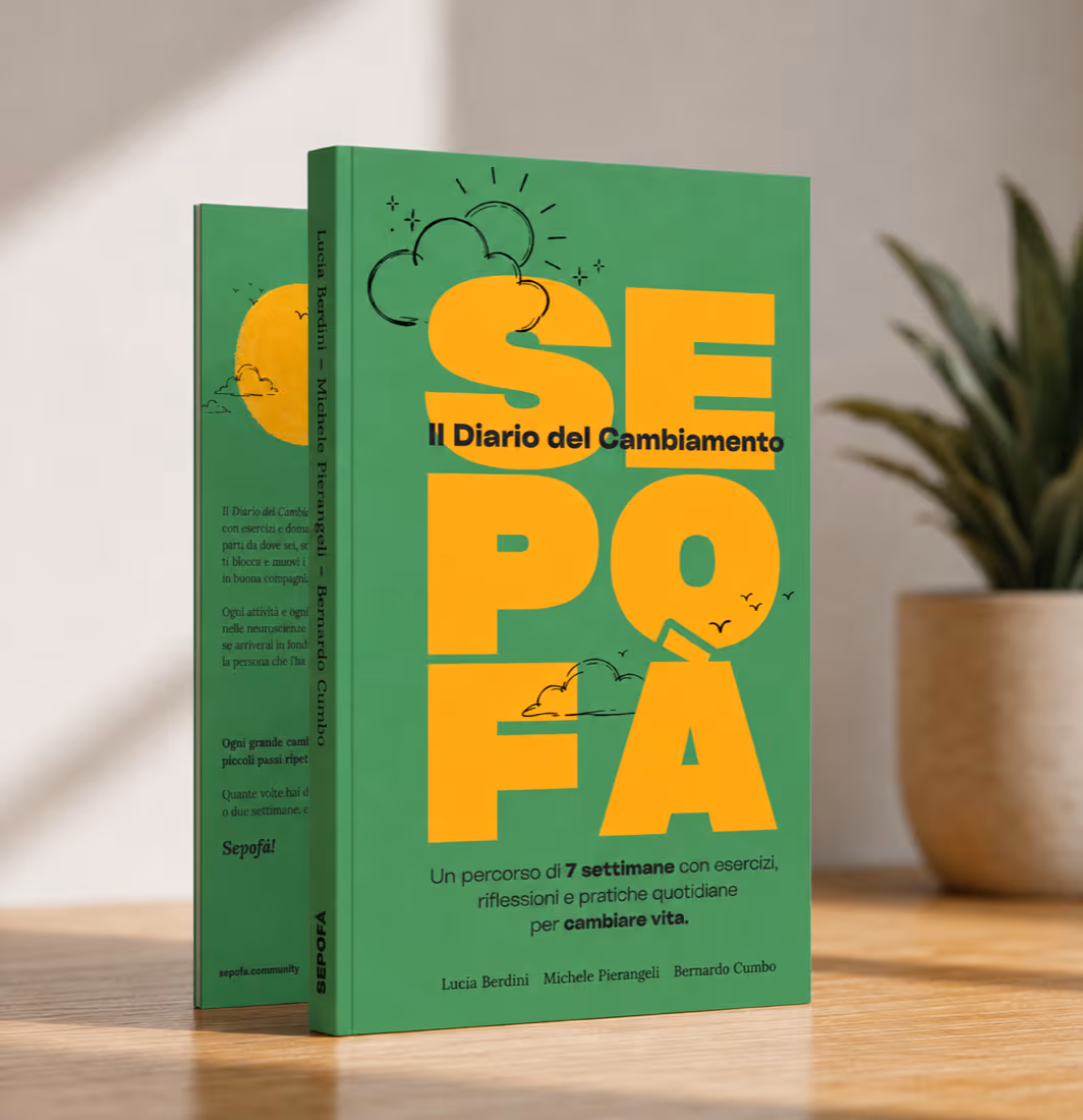 Il libro Sepofà! Il Diario del Cambiamento, in piedi su un tavolo di legno
