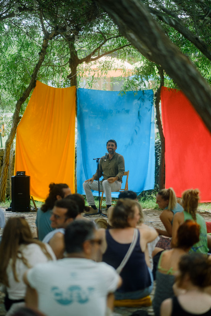 Una persona racconta la sua storia davanti a un pubblico seduto in cerchio